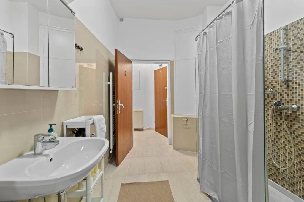 Modern Apartment Close To Center - 2Br Wina Bagian luar foto